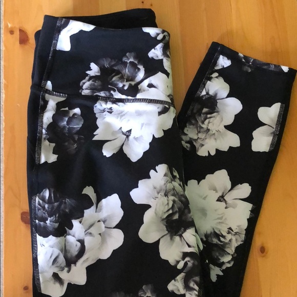 Gap Floral Workout Leggings 7/8th Length - Picture 4 of 7